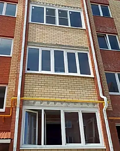 Балконы с распашными окнами из ПВХ профиля.