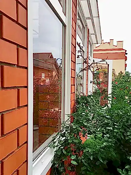 Пластиковые окна с наличниками из металлического профиля.